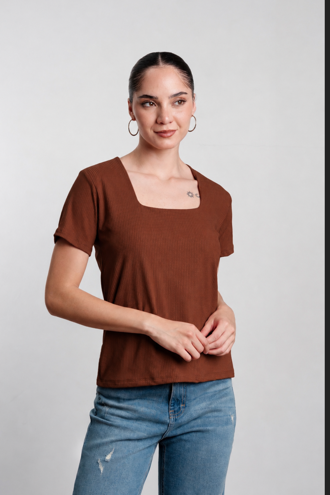 Polo básico manga corta cuello cuadrado